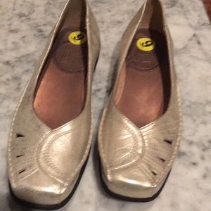 New Unique Lite Gold colored Leather shoes size 9